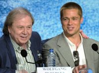 Den tyske regissören och manusförfattaren Wolfgang Petersen har avlidit. Här tillsammans med skådespelaren Brad Pitt vid lanseringen av filmen "Troja" i Cannes 2004.