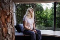 En paus från mediebruset. När Polestars pr-person Johanna Laune övernattade i trädkojan lät hon helt bli att ladda upp bilder från upplevelsen i sociala medier.
