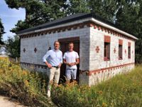 Niclas Sergelius och Fredrik Dow står framför en liten kioskliknande byggnad som ingick i köpet. Det sympatiska, lilla minihuset kommer också att få någon funktion i framtiden, men exakt vad är ännu oklart.