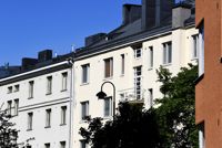 För hushåll med bostadslån ser räntekostnaderna inte ut att stiga så mycket som man väntade sig tidigare i år.