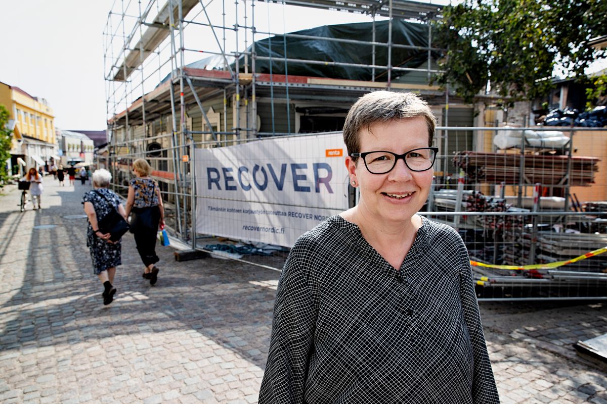 Museilektor Hannele Tenhovuori är lättad över att branden på Mellangatan inte spred sig, även om själva händelsen är fruktansvärd.