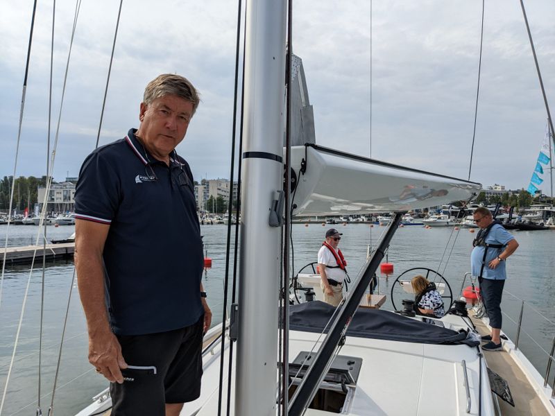 Robi Gripenberg representerar danska X-Yachts, som tillverkar segelbåtar av hög kvalitet. – Skillnaden mellan den här segelbåten och andra ligger i detaljerna. Exempelvis masten är strömlinjeformad och storseglet finns inne i rullbommen. Stagen är tillverkade av stålvajrar som inte töjer, så de kan spännas hårdare än vanliga vajrar, förklarar Robi Gripenberg.