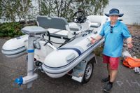 – Hästkrafter behövs först när du ska upp i plan. För att cruisa omkring och fiska räcker ett laddat batteri hela dagen, säger försäljningsdirektör Janne Kandelin vid Yachts Agent, som bland annat säger ribbåtar med elmotor på Flytande båtmässan på Drumsö.