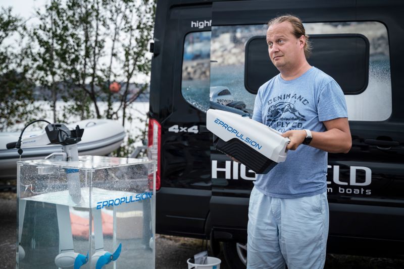 – Batteriet till en 1-kilowatts elmotor väger nio kilo och flyter, om man skulle råka tappa det i sjön, säger Tommi Muurila och demonstrerar hur elmotorn fungerar.