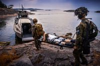 One–two–three–up! Amerikanska och finländska soldater hjälps åt med att evakuera de som fått allvarliga skador under stridsövningen.