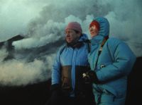 Vulkanologerna Maurice och Katia Kraffts liv och gärning skildras genom det arkivmaterialet de lämnade efter sig.