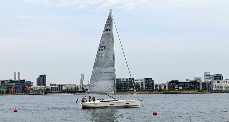 Robi Gripenberg seglar med en pinfärsk X-Yachts utanför Busholmen i Helsingfors.
