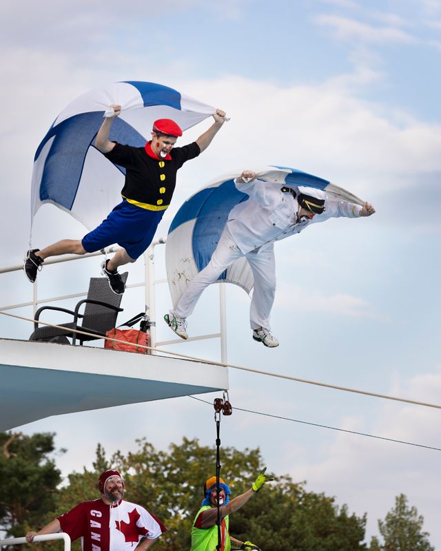 Under showens gång får de olika clownerna utföra sina bästa hopp för att sedan bedömas av en jury som väljs ut bland publiken. Kaaleppi Kukkakeppi (Mikko Pennanen) och Teukka Tyykinkula (Tero Vartiainen) hoppar med vind under finska flaggan.