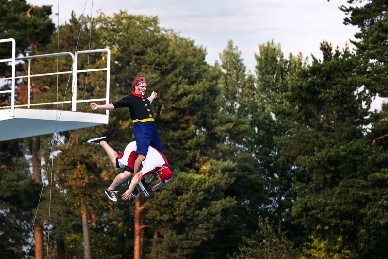 Kaaleppi Kukkakeppi hoppar ridandes på Pentti Sementtis rygg.