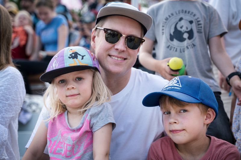 Juho Koponen med sina barn Siiri och Elis på simstadions läktare.