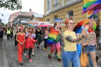 I år är prideparaden tillbaka i Ekenäs. Så här såg det ut när paraden senast gick genom centrum år 2019.