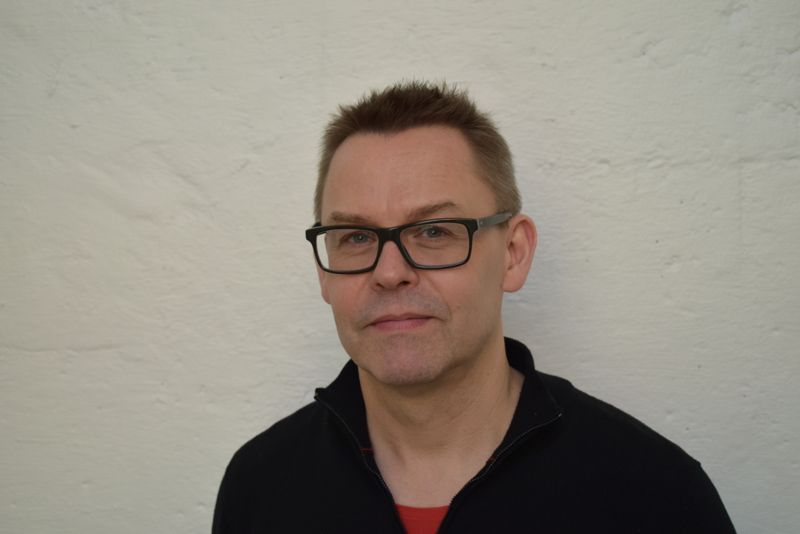 Tom Carlson har forskat i visuell kommunikation bland politiker. Han säger att yngre personer vanligen har en förväntan att se mera av politikers privatliv.
