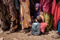 En 22-årig mor och hennes barn köar till närings- och medicinkollen på ett läger för internmigranter i Somalia i februari 2022. Afrikas horn har drabbats av fem uteblivna regnperioder i rad och är svårt drabbat av torka, missväxt och undernäring.