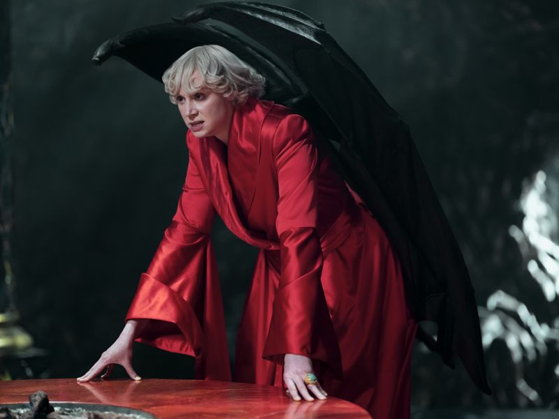 Gwendoline Christie som Lucifer Morningstar, helvetets härskare.