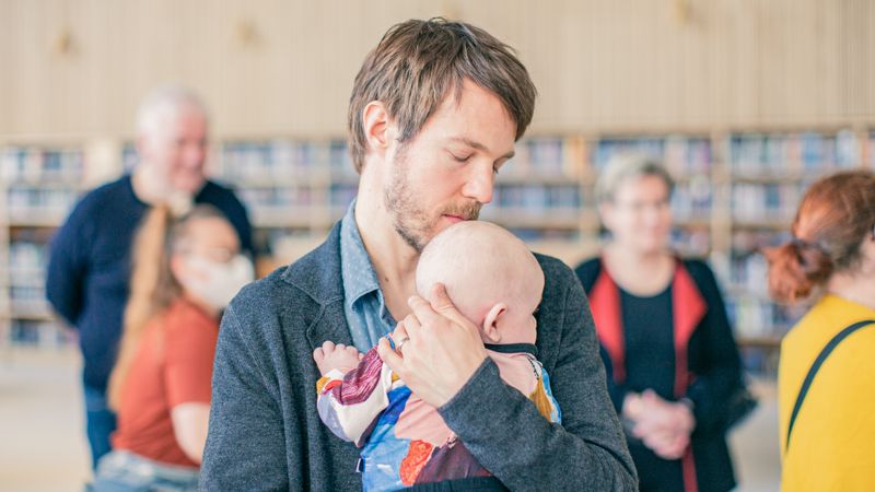 Olavi Uusivirta som den stöttande maken.