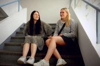 Enligt eleverna Ada Johansson och Ines Kallio har problemen med luftkonditioneringen i Brändö gymnasium gjort det svårare att följa med i undervisningen.