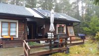 Den olovliga tillbyggnaden på bastun bör rivas. Det har miljö- och byggnadsnämnden slagit fast upprepade gånger och även utdömt vite.