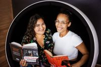 Téri Zambrano och Aracelis Correa grundade bokcirkeln POC-lukupiiri för två år sedan och driver också ett Instagramkonto där de presenterar böcker av icke-vita författare. Akronymen POC står för People of color.