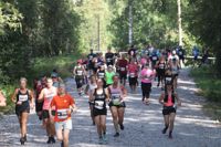 Western village trail run bjöd på flera sträckor för de drygt 300 deltagarna. Här har starten gått i tiokilometersloppen för damer och för herrar.