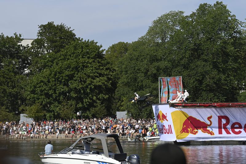 Flygshowen lockade storpublik på 15 000 personer till Tokoistranden i Hagnäs under lördagen.