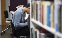 Mentorn uppmuntras att visa barnet var hen studerar. Bilden är från Helsingfors universitets bibliotek i Kajsahuset.