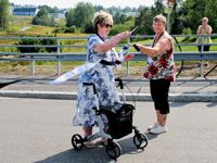 Zita Ahlin från Kumla i Sverige fick äran att inviga Kumlabron i Nickby. Christel Liljeström assisterade.