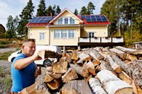 Samuli Nieminen i Fagersta har flera stora vedhögar på gården. Han är tokig i att hugga ved, säger särbon Tia Laurmaa skämtsamt.