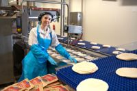 Vid Pauligs fabrik i Landskrona tillverkas årligen 400 miljoner tortillor.