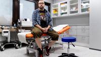 Ortoped Carl Lybäck jobbade som kirurg i Ukraina där han vårdade personer som skadats i kriget.