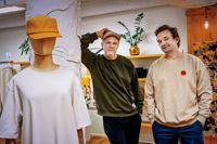 Hannes och Anders Bengs är uppvuxna i Tölö i Helsingfors. De har studerat möbel- respektive kläddesign vid Yrkeshögskolan Sydväst.
