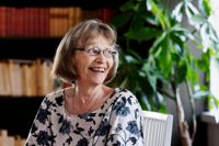 Ulla-Lena Lundberg skriver bland annat om eldsjälar inom den fria folkbildningen. Temat kunde tänkas vara torrt, men i författarens behandling blir det något stort och tilltalande.