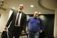 Perttu Nousiainen (t.h.) kom till Helsingfors tingsrätt med sitt rättsbiträde Kari Uoti. Det handlade om en erkännanderättegång som var över på under en timme.