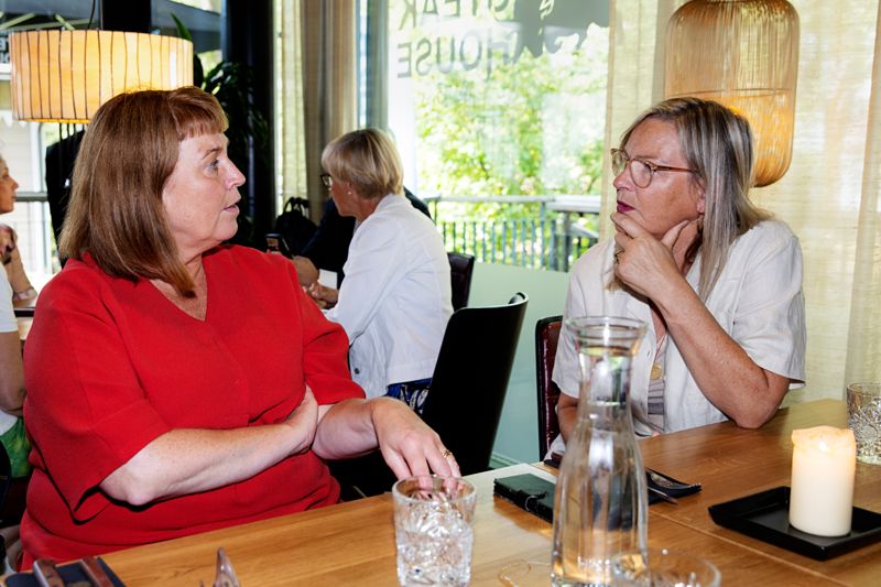 Mikaela Nylander och Eva Biaudet under Svenska riksdagsgruppens möte i Borgå 2022.