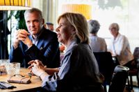 Anna-Maja Henriksson och Anders Adlercreutz förhandlar om regeringsmedverkan. Här fotograferade under en lunch i Borgå i höstas.