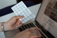 Nätbankskoder är en form av tvåfaktorsautentisering. Det är ett sätt för banken att försäkra sig om att rätt person sitter bakom datorskärmen.