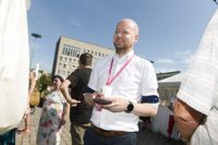Gruppordförande Jussi Saramo säger att Vänsterförbundet inte är berett att diskutera en omprövning av beslutet att utöka personaldimensioneringen i äldreomsorgen, åtminstone inte förrän Social- och hälsovårdsministeriets tjänstemän har utrett vad det skulle betyda.