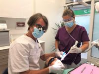 Tandläkare Ari Nyysti känner sig hemma i Hangö och arbetade i staden även innan pandemin. På bilden syns också tandskötare Ingela Glantz.