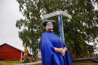 Guiden Elina Lahtinen föreställer kommendör Carl Nycander — ett av de namn finns på gatuskyltarna i Hangö.