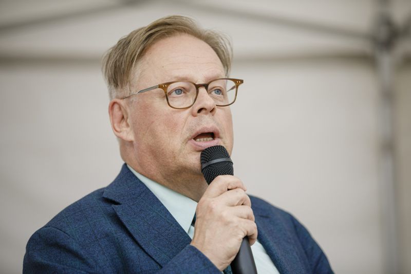 Helsingfors borgmästare Juhana Vartiainen säger att problem med lönerna är ett bittert kapitel för honom för att de kan försvåra försvåra rekryteringen av ny personal, en av Helsingfors stora utmaningar.