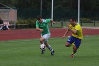 Henri Hallgren och Jonatan Michaeli i duell på onsdag kväll. Det var till slut Michaelis FC HIK som vann matchen mot EIF/2.