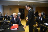 Helsingin Sanomats chefredaktör Kaius Niemi (stående) med advokaten Kai Kotiranta som biträder två av journalisterna i rättssalen. Niemi är inte själv åtalad. Medieintresset i det ovanliga fallet är stort. De åtalade var inte själva på plats på torsdagen, vilket inte heller är ett krav.