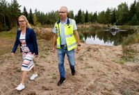 Borgå vattens vd Elina Antila och driftsmästare Greger Nyblom säger att det konstgjorda grundvattnet i Sannäs gör vattenanskaffningen betydligt mindre känslig för torka. Men sommaren i fjol var besvärlig på grund av flera olika omständigheter: dels var det mycket torrt, dels drabbades vattendistributionen av läckage. Dessutom fick coronapandemin många människor att stanna hemma vilket ökade vattenkonsumtionen.