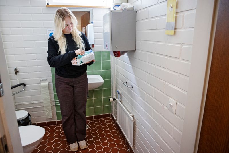 Att det finns gratis mensskydd på toaletterna har varit mycket uppskattat, säger Felicia Sundström, ordförande för studerandekåren vid Ekenäs gymnasium.