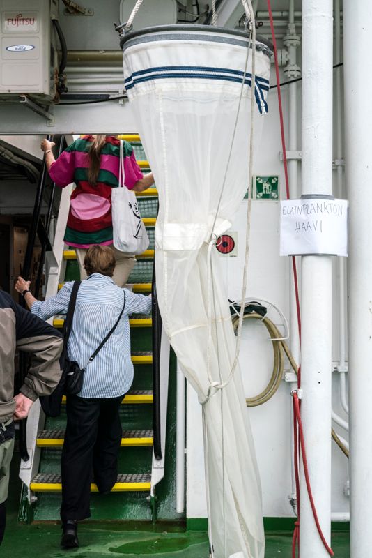 I Östersjön finns både djur- och växtplankton. Här hänger en håv som används på forskningsfartyget Aranda för att samla upp djurplankton som senare analyseras. Alla länder som tillhör HELCOM utför liknande prover.