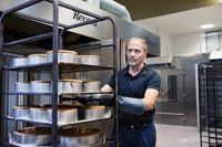 Om strömmen stryps åt i två timmar avstannar hela produktionen i Wi-Box bageri. Då är det ägaren Mika Äbbs plånbok som får ta smällen, eftersom försäkringen inte täcker en sådan situation.