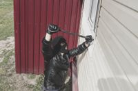 Låsta dörrar hindrar sällan inbrottstjuvar, de kommer nog in på något sätt om de anar att stugan innehåller något värdefullt.