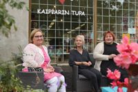 Anne Hautala, Cecilia Ranta och Tiina-Kaisa Fallenius trivs i Kaipparis vardagsrum utomhus, precis som många andra.