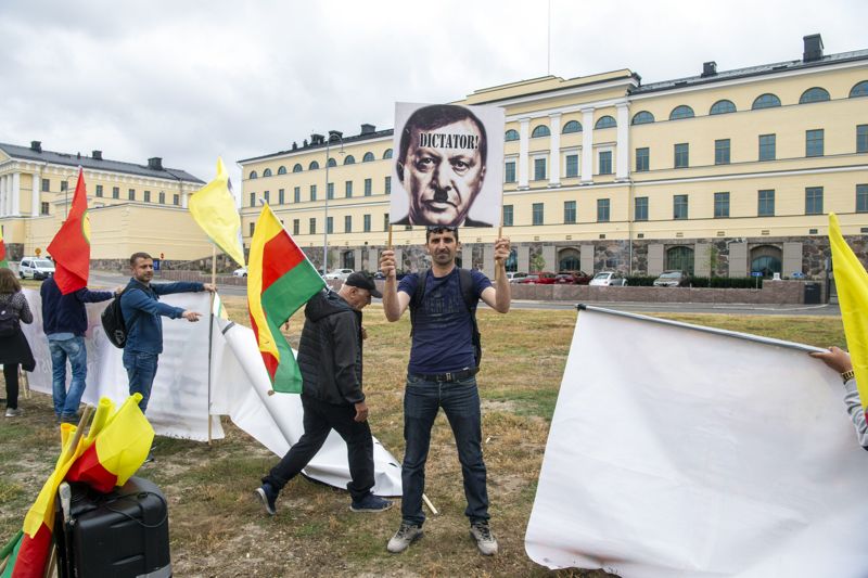 Kurdiska aktivister demonstrerade mot den lista på personer som Turkiet hade bett att Finland skulle utvisa till Turkiet. Bilden är tagen utanför Utrikesministeriet i Helsingfors i augusti.
