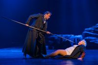 Wotan (Tommi Hakala) hotar Brünnhilde (Johanna Rusanen) med sitt spjut.