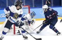 Jenni Hiirikoskis (t.v.) och Anni Keisalas Finland förlorade mot Hannah Brandts USA i semifinalerna i OS i Peking.